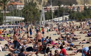 La playa del Postiguet durante las vacaciones de Semana Santa