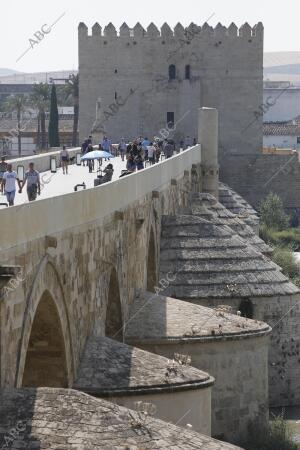 Reportaje a turistas por el entorno de la Mezquita Catedral, el Alcázar y el...