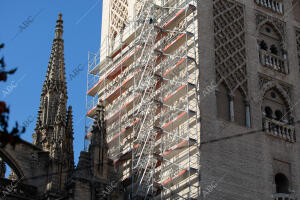 Fotos de la cara sur de la Giralda, donde están retirando los andamios
