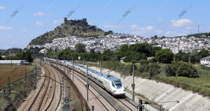 Tren ave A su paso por Almodóvar del Río