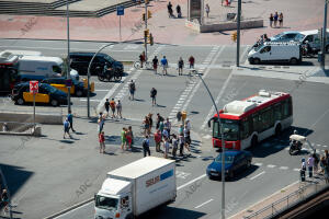 Coches, bicicletas, peatones y autobuses