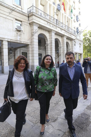 La presidenta del PP de Sevilla, Virginia Pérez, y la alcaldesa de Huévar del...