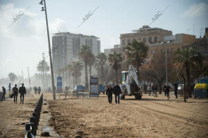 Estado como ha quedado la playa de la Barceloneta después del temporal Gloria