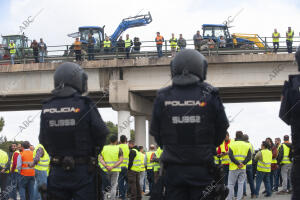 Un millar de tractores cortaron la circulación en la A-92 y A-45 contra los...