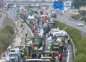 Un millar de tractores cortaron la circulación en la A-92 y A-45 contra los...