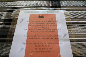 En la imagen, en el centro de Madrid, cartel informativo sobre el coronavirus