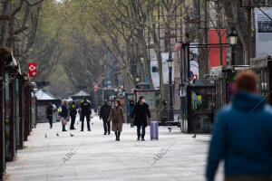 En la imagen, turistas con maletas en Las Ramblas