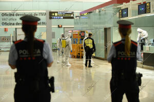 La Unidad de Emergencia del Ejército desinfecta el aeropuerto de El Prat