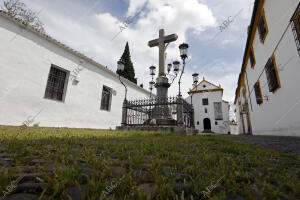 Plaza de Capuchinos con el Cristo de los Faroles, con vegetación en el suelo,...