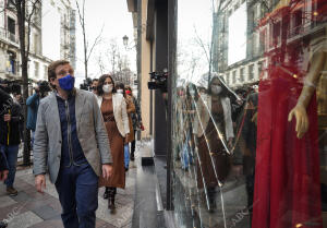 Almeida y Ayuso visitan a los afectados por los disturbios de la manifestación...