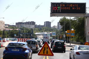 Obras de reparación de planchas del puente de la zona de Conde de Casal sobre la...