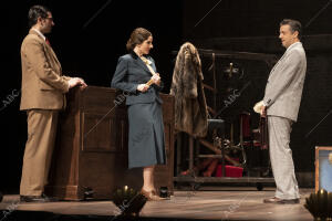 Pase gráfico de la obra de teatro 'En tierra extraña' con Diana Navarro,...