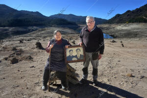 Margarita y Mario posan en el embalse de Lindoso, donde antes estaba su cas