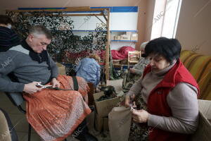 Reportaje abuelas tejedoras de redes de camuflaje para el Ejército