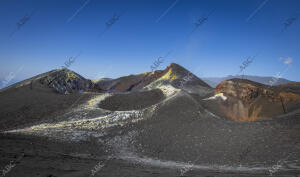 Reportaje en la boca del cono del volcán Cumbre Vieja