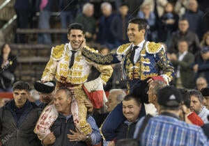 Manzanares y Talavante salen a hombros de la plaza de toros