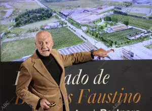 En la imagen, el arquitecto Norman Foster, Lourdes y Carmen Martínez Zabala