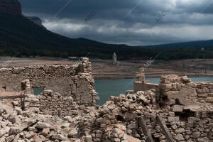 En el pantano de Sau, el nivel del agua es tan bajo que los embarcaderos están...