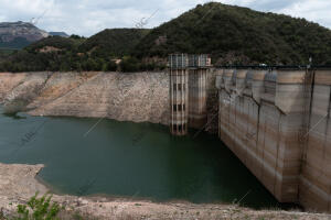 En el pantano de Sau, el nivel del agua es tan bajo que los embarcaderos están...