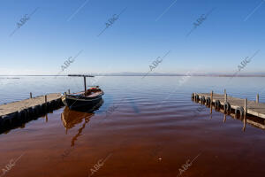 Estado actual del agua, de tono rojizo, en la Albufera de Valencia