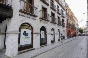En la imagen, una sucursal bancaria con vinilos en el escaparate