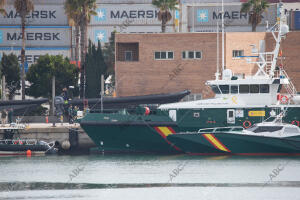 Dos patrulleras de la Guardia Civil amarradas