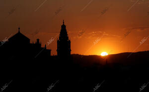 Puesta de sol con la mezquita catedral al Fondo