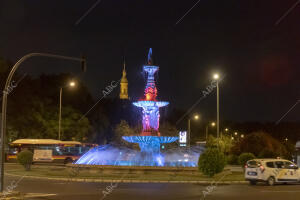 La muralla de la Macarena y la fuente del Prado iluminadas en solidaridad con...