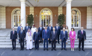 El presidente del Gobierno, <strong>Pedro</strong> Sánchez, posa junto a los...