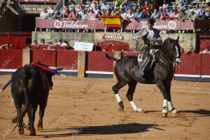 Corrida de toros y novillos con un cartel donde figuran tres mujeres