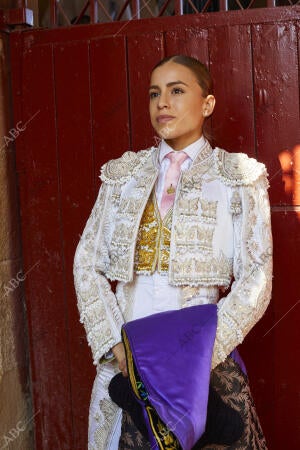 Corrida de toros y novillos con un cartel donde figuran tres mujeres