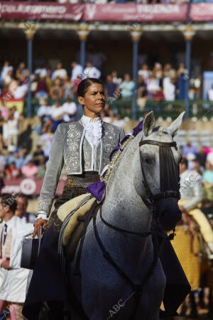 Corrida de toros y novillos con un cartel donde figuran tres mujeres