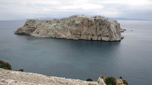 Vista del islote de Perejil desde la costa africana