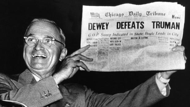 El día de las elecciones «Chicago Daily Tribute» tituló con lo que creían que iba a ser la victoria del rival de Truman. En la fotografía, el presidente se burla del error de los sondeos