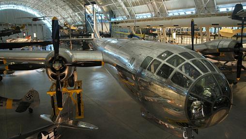 «El Enola Gay» (avión que lanzó la primera bomba) en el Museo Nacional del Aire y el Espacio, Estados Unidos.