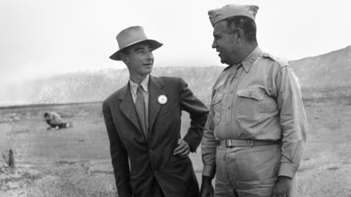 J. Robert Oppenheimer y Leslie Groves en los restos de la prueba Trinity en septiembre de 1945.