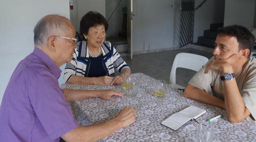 El autor, durante una de las entrevistas con sus fuentes