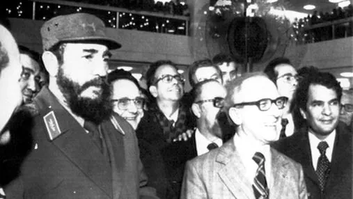 Fidel Castro visita Berlín Este, en 1977, acompañado de Erich Honecker