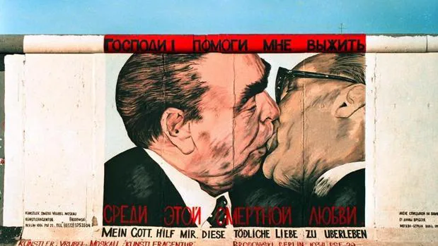 Mural del beso de Leonidas Brezhnec a Erich Honecker, en 1979