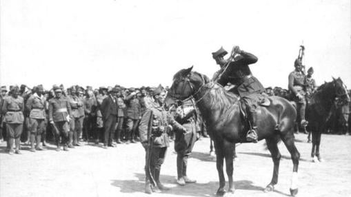 Franco entrega una distinción a un cabo (ya como coronel jefe de la Legión) en 1923