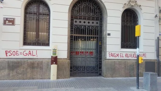 Atacan la sede del PSC en Lérida con pintadas en las que se lee «Haremos el referéndum»