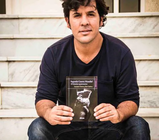 Laureano Clavero posa junto a la portada del libro