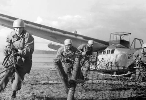 Paracaidistas alemanes saliendo de un planeador