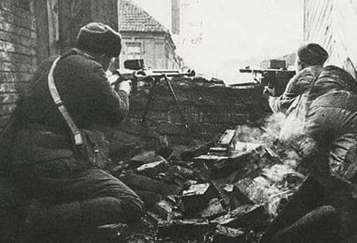 Soldados soviéticos defienden una casa en Stalingrado