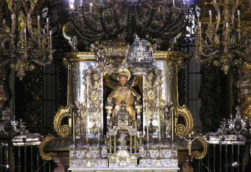 Altar Mayor con la imagen de Santiago Peregrino en la Catedral de Santiago de Compostela,