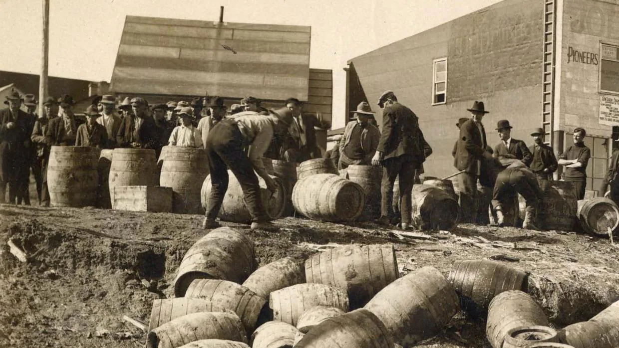Policía confisca alcohol ilegal en Elk Lake, Canada, 1925