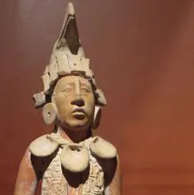 Estatuilla de la isla de Jaina que representa a un guerrero maya del periodo Clásico.