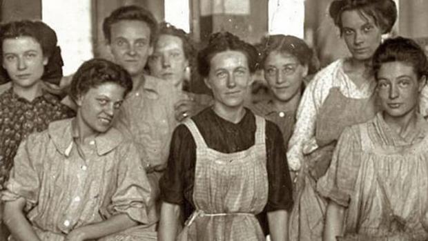 Así trató la prensa del siglo XIX las primeras huelgas feministas: «Que vengan las tres empleadas más feas»