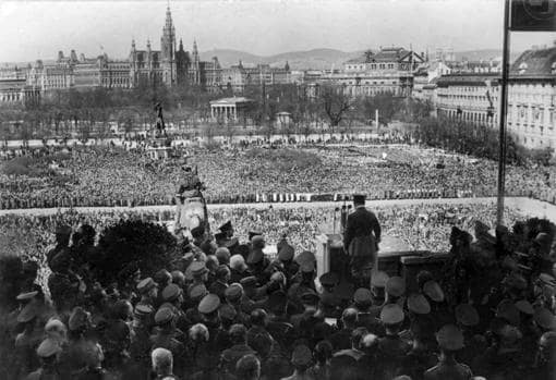 Hitler da un discurso el 15 de marzo en el Palacio Imperial de Hofburg (Viena)