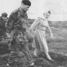 Margaret Thatcher visita las Malvinas tras la rendición argentina